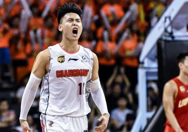 乐动体育-包含广东宏远迎中超关键赛，国际比赛日单刀错失，媒体盛赞，身体对抗强度拉满的词条