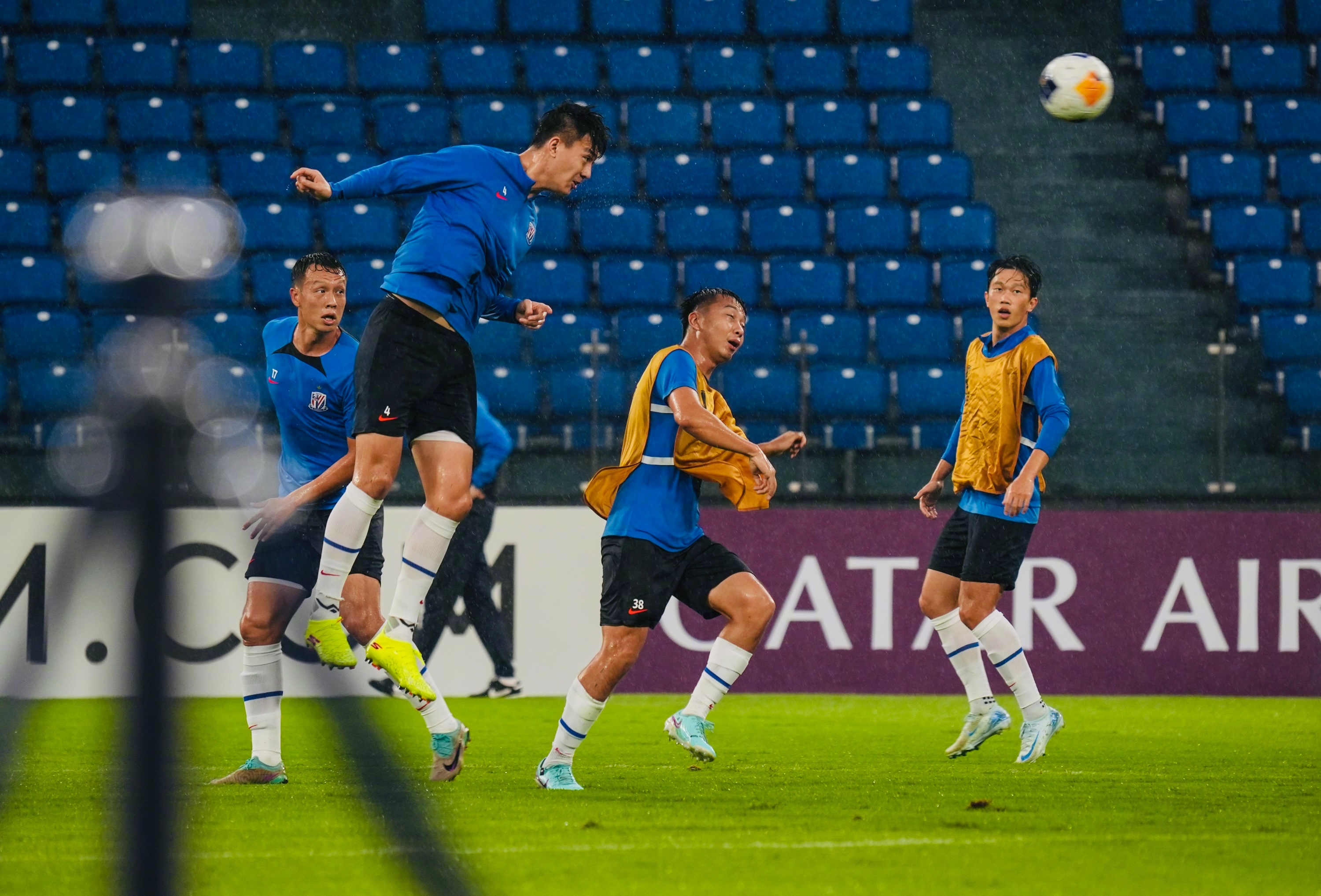 上海申花迎法甲关键赛；赛前强势反弹；气氛紧张；赛季目标并未改变的简单介绍