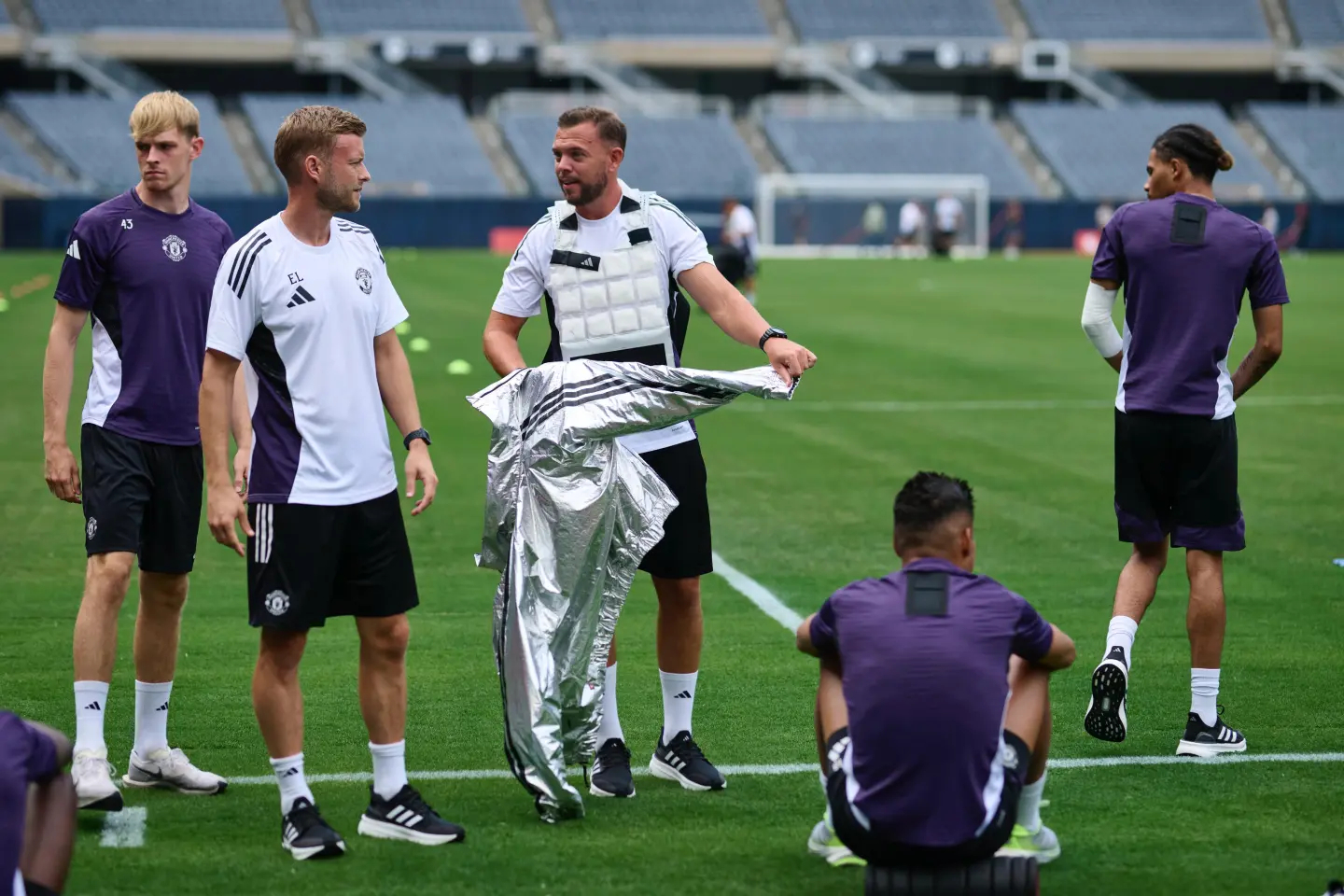关于曼联发布备战花絮，集结日手感冰凉，NBA总决赛任务艰巨，医务组通报恢复的信息